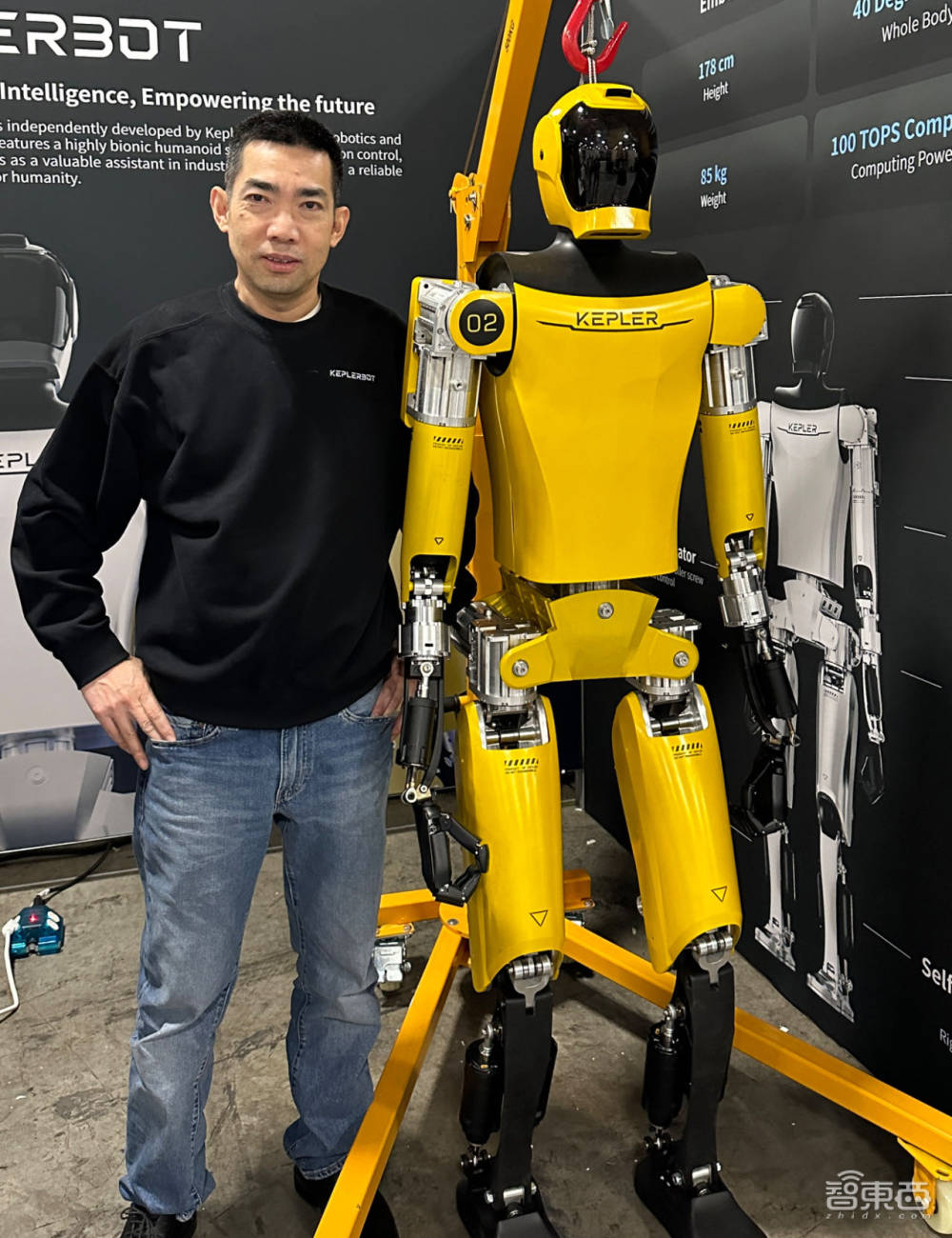 国产人形机器人亮相CES：被微软CEO参观，下半年量产，独家对话联合创始人