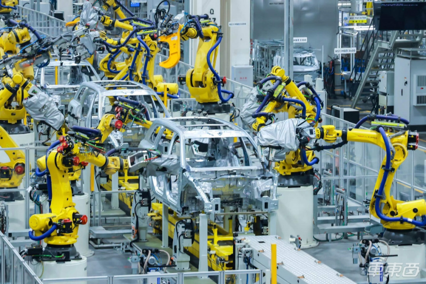 赛力斯超级工厂建成投用  M9首批千车交付开启
