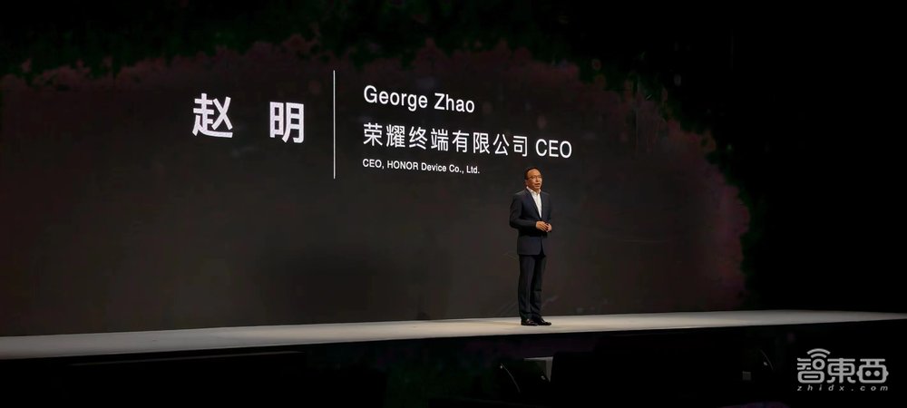 对话荣耀CEO赵明：AI让硬件有了灵魂，端侧AI是杀手锏，剧透折叠屏新机