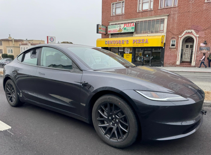 特斯拉Model 3测试车加州被拍！新增多个摄像头，或为Robotaxi测试