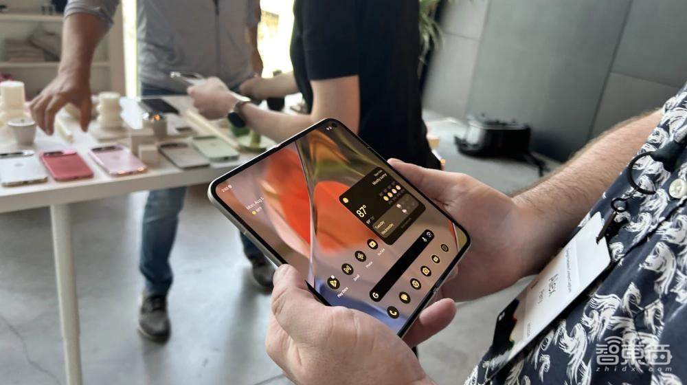 实测谷歌折叠屏新机：一次充电续航16小时，AI功能略“鸡肋”