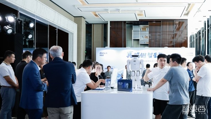 国产非Transformer大模型再升级！押注群体智能，落地五大硬件，性能跑赢Llama 3