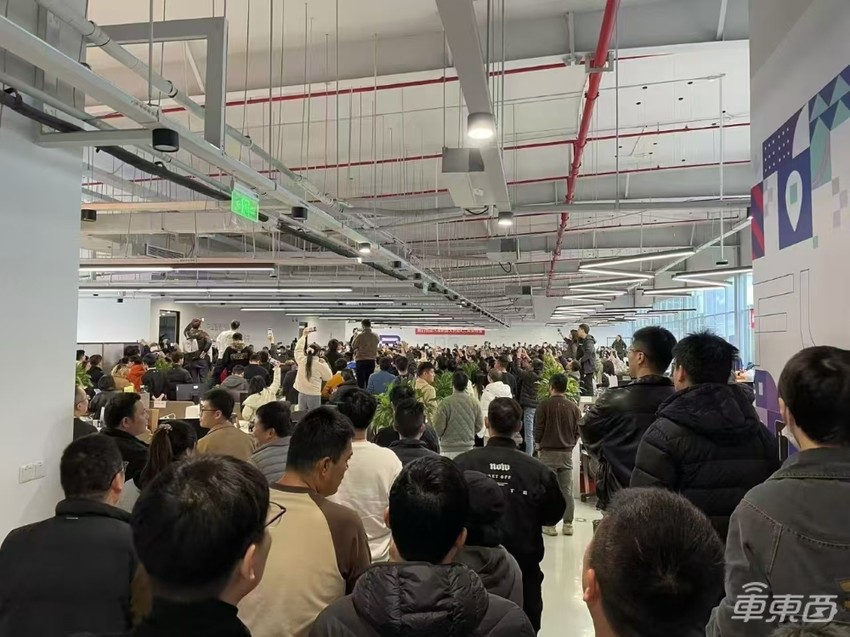 突发！极越CEO被员工围堵，销售直播分家产，矿泉水都搬空了