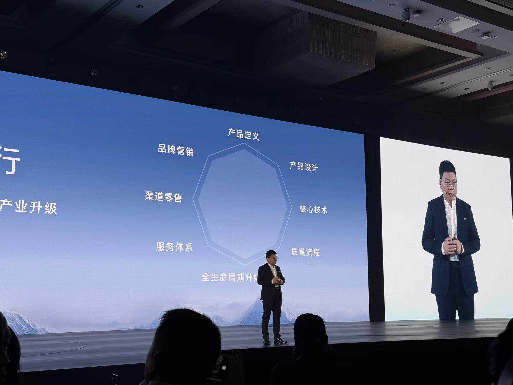余承东重磅剧透：鸿蒙智行首款MPV要来了！全新享界S9 30.98万开卖