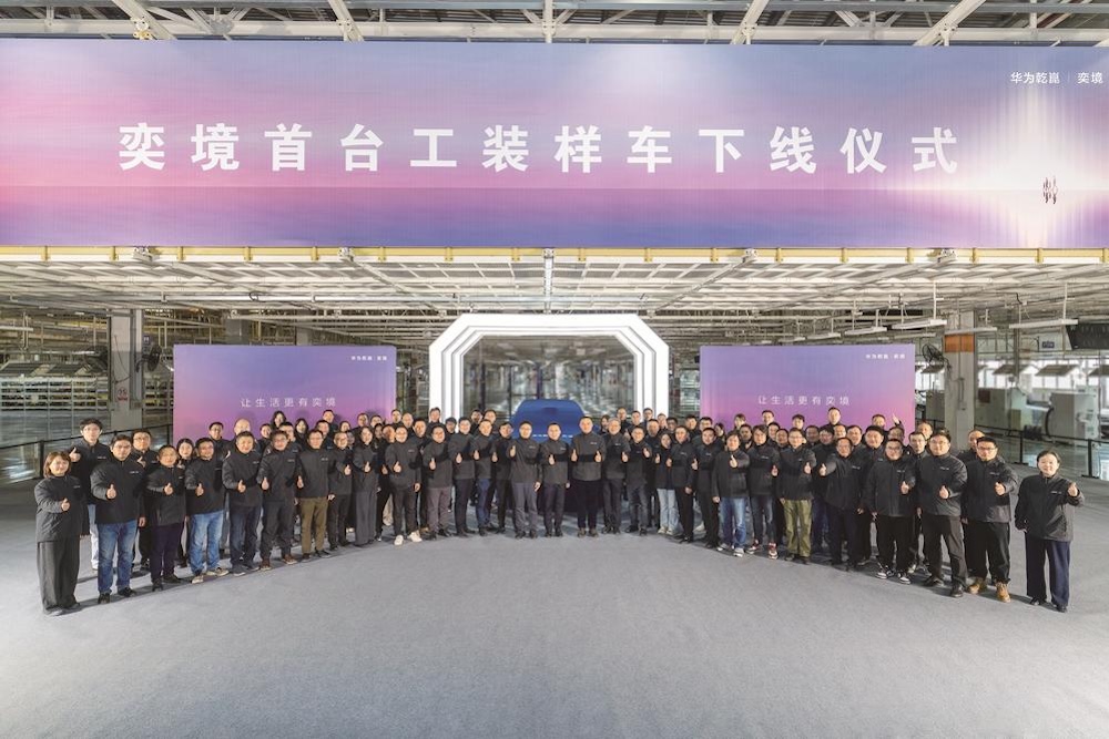 华为东风首款“境”系列新车谍照曝光！乾崑“全家桶”或上车，余承东刚带队拜访东风