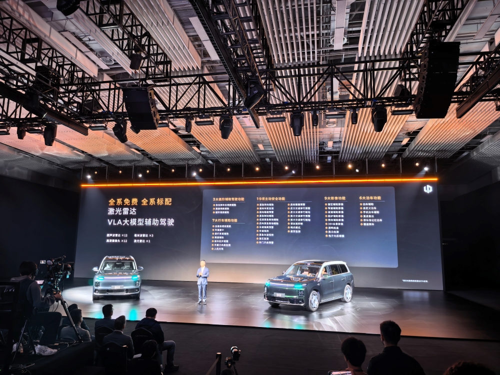 零跑杀疯了！9系旗舰SUV干到20万出头，发布会现场欢呼声炸了