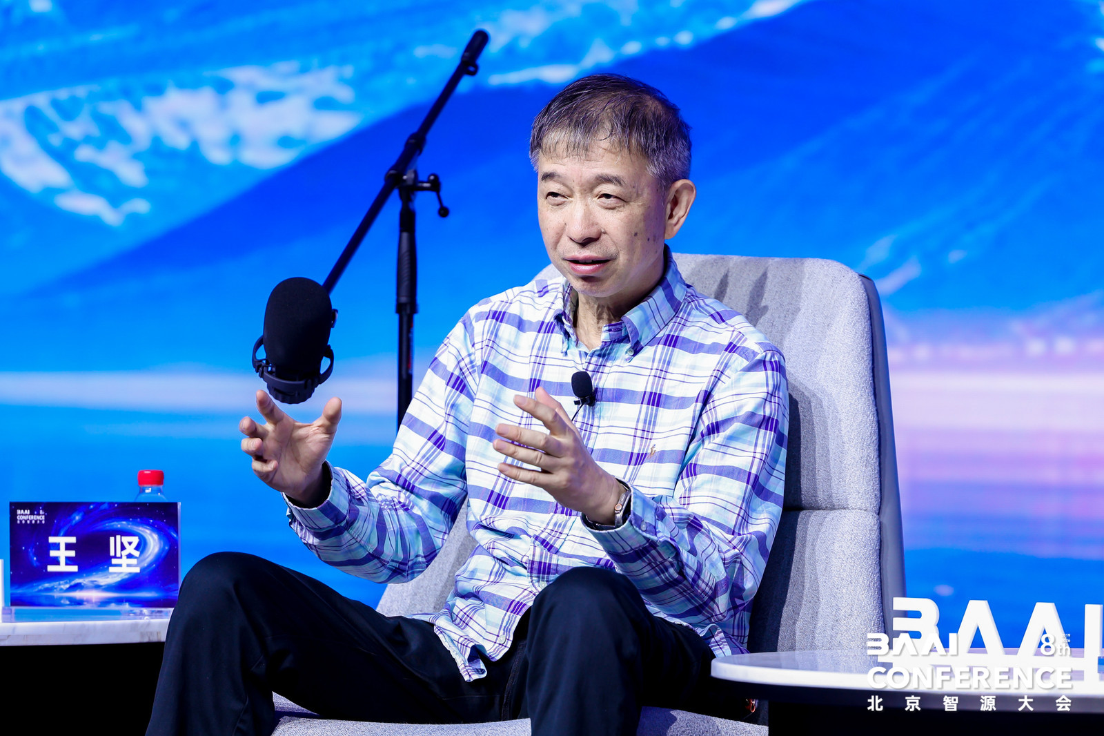 王坚九问九答：六年前我们看的是游泳池，如今中美面朝同一片大海