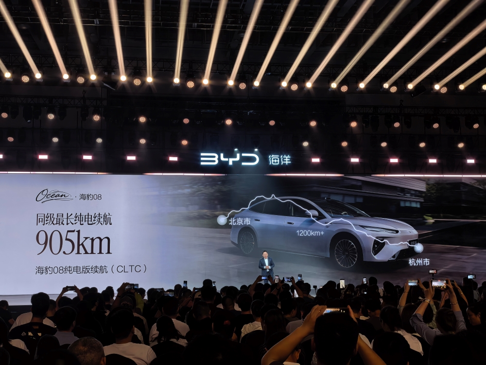 比亚迪海洋旗舰家轿19.69万起开卖！云辇-A、后轮转向、天神之眼B全上车