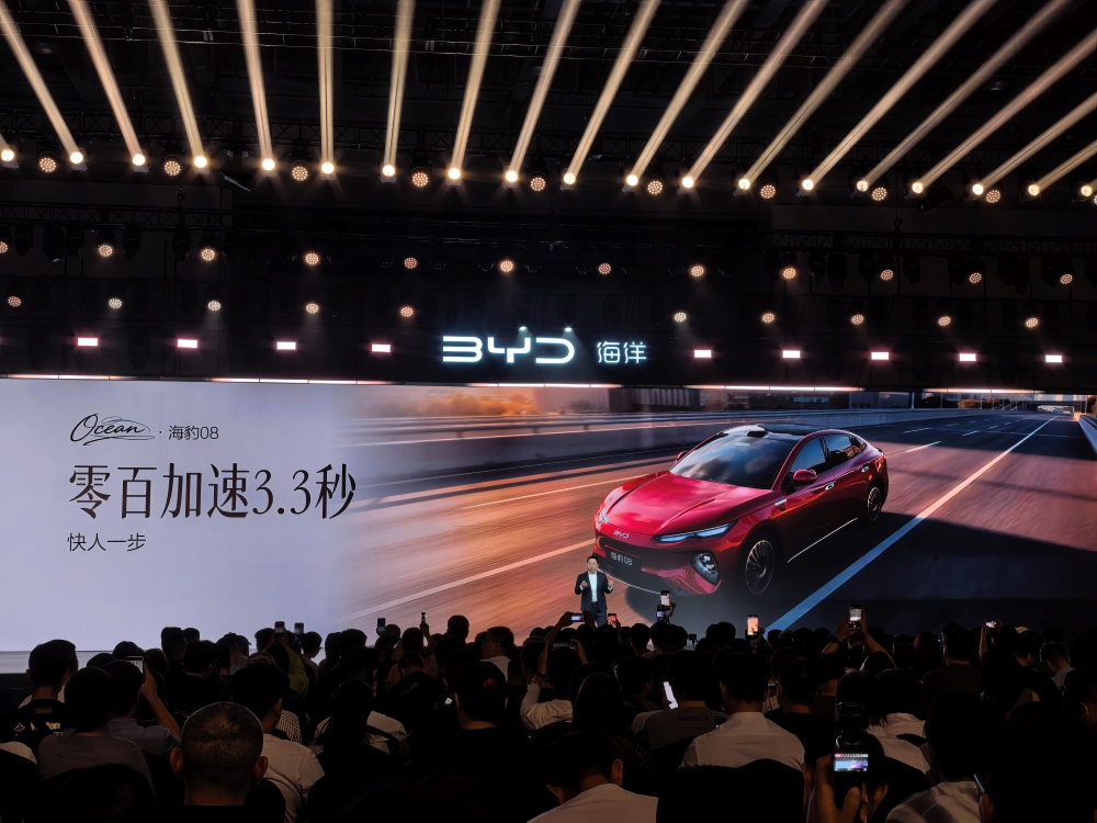 比亚迪海洋旗舰家轿19.69万起开卖！云辇-A、后轮转向、天神之眼B全上车