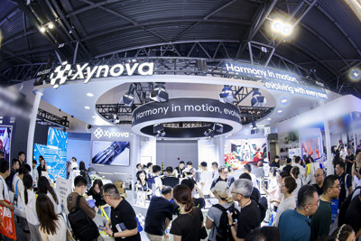 全球首款全自研量产23自由度混合驱动灵巧手Xynova Flex 2亮相WAIC，开启具身智能灵巧操作新纪元