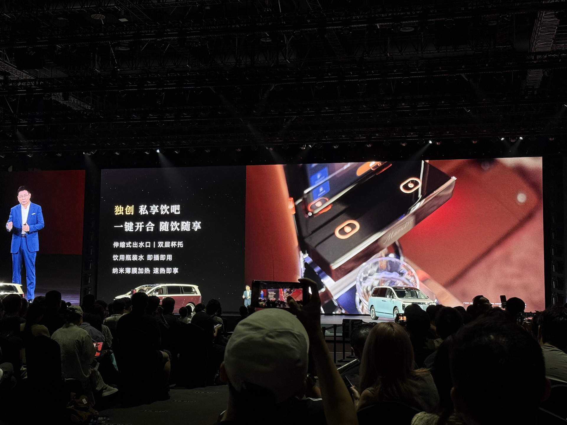 顶配117万！最贵国产MPV上市，余承东：跨代领先、全面领先