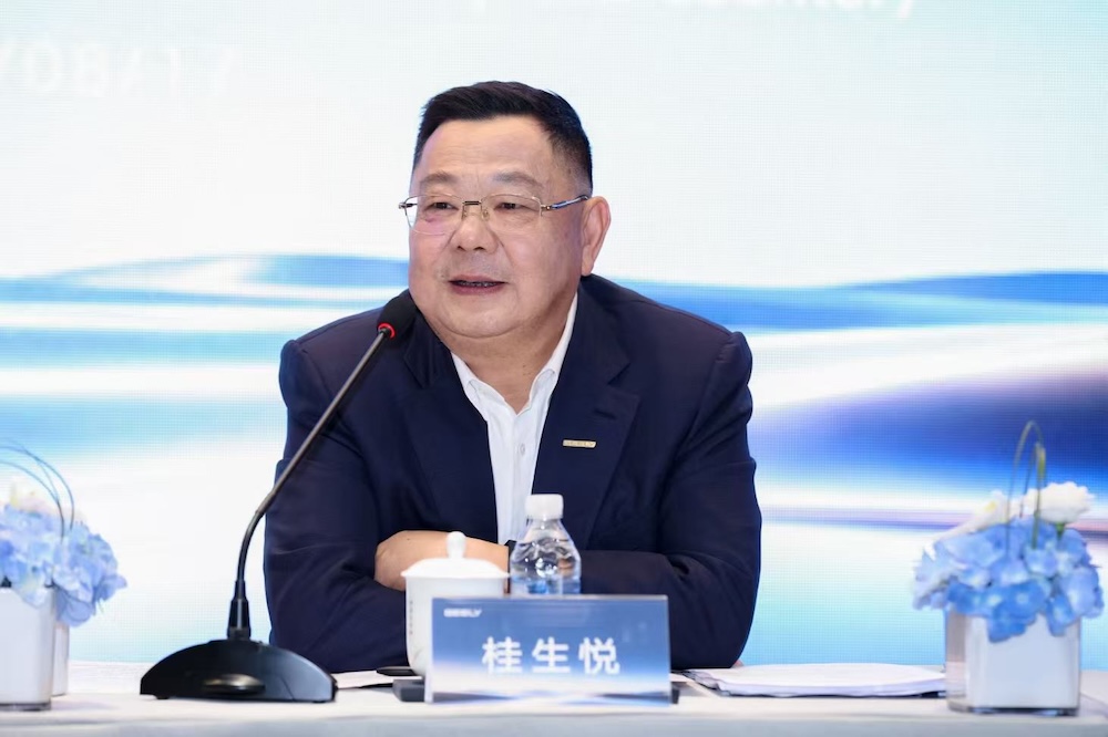 李书福交棒！吉利汽车交出最好半年报，将终结燃油车研发