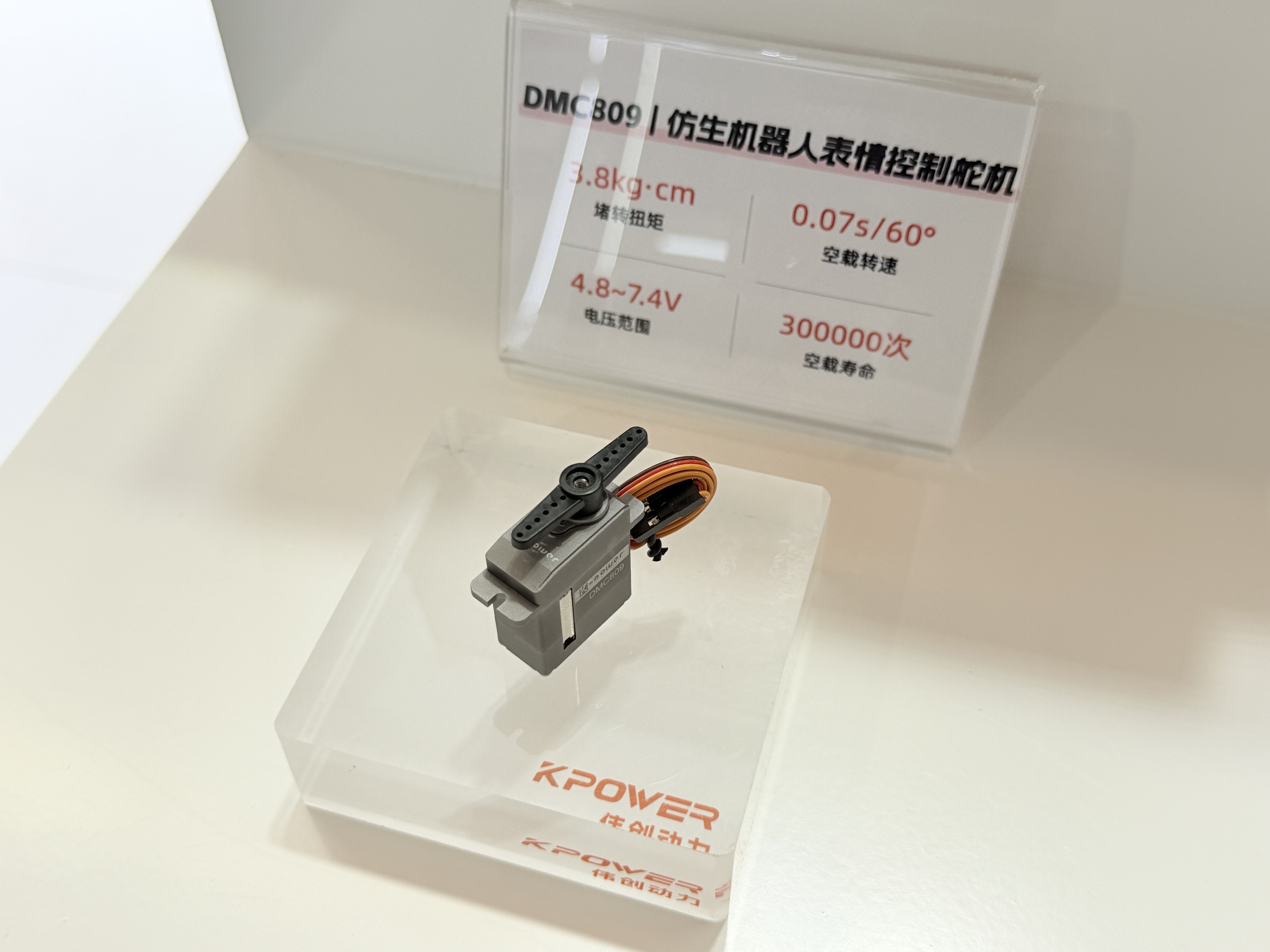 世界机器人大会人流挤爆!暴走8万步逛完:赛博员工集体上岗,炫技秀智商搞抽象