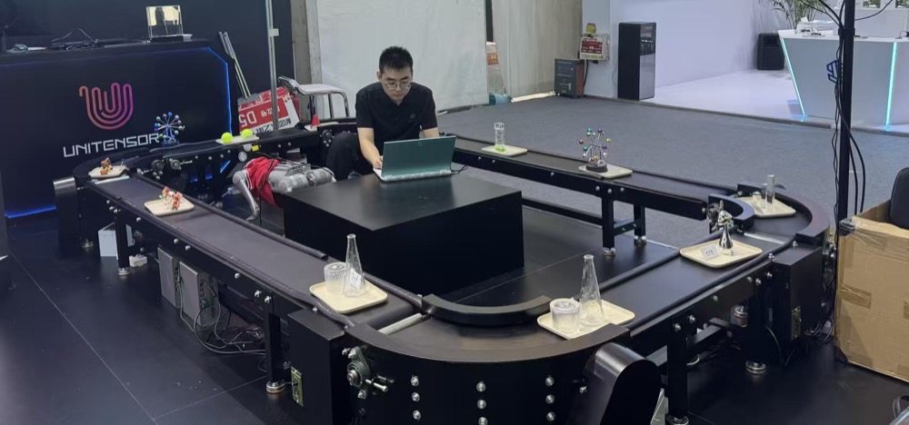 世界机器人大会人流挤爆!暴走8万步逛完:赛博员工集体上岗,炫技秀智商搞抽象