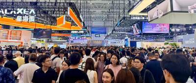 世界机器人大会人流挤爆！暴走8万步逛完：赛博员工集体上岗，炫技秀智商搞抽象