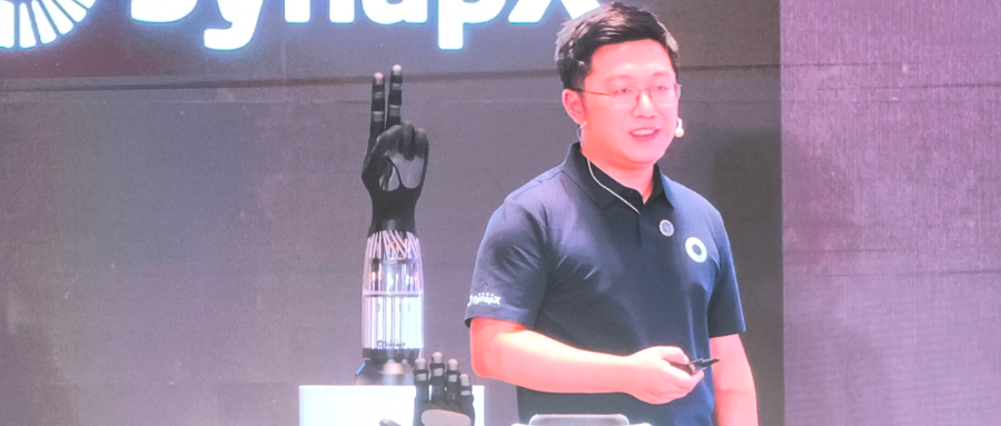 章鱼动力WRC推全栈产品：具身世界模型+仿生灵巧手+数采方案