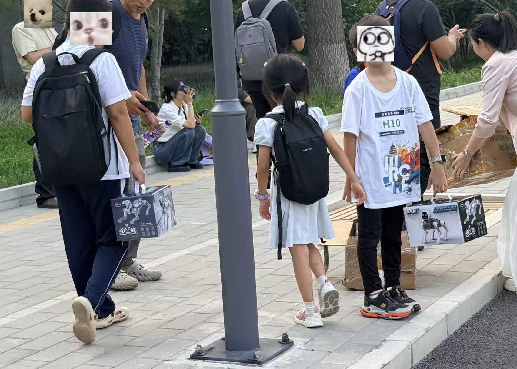 世界机器人大会人流挤爆！暴走8万步逛完：赛博员工集体上岗，炫技秀智商搞抽象
