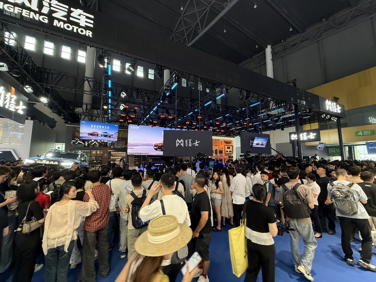 暴走一天探馆成都车展：SUV全变“方盒子”，合资车企加速新能源反攻