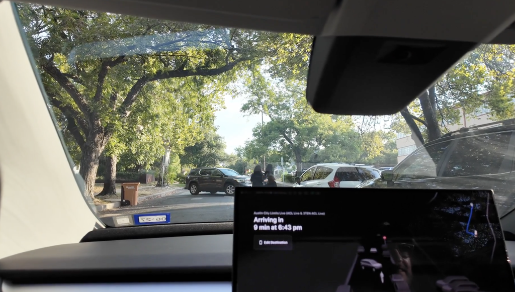 特斯拉全无人车刚上路就翻车！？停路中央接客被鸣笛，本月国内亮相